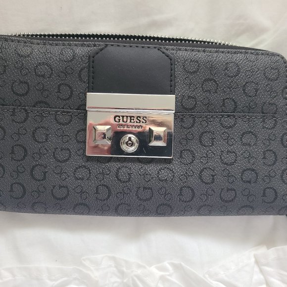 Guess Wallet - Picture 1 of 3